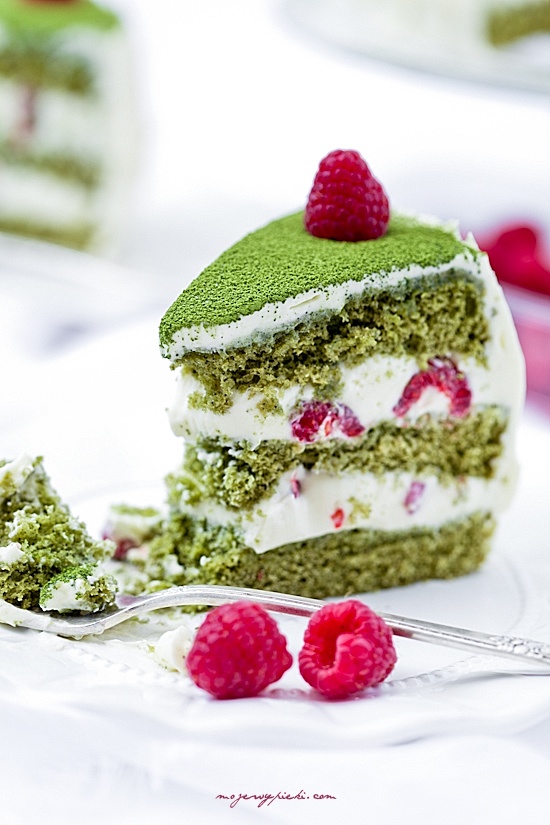 Zielony tort matcha z malinami