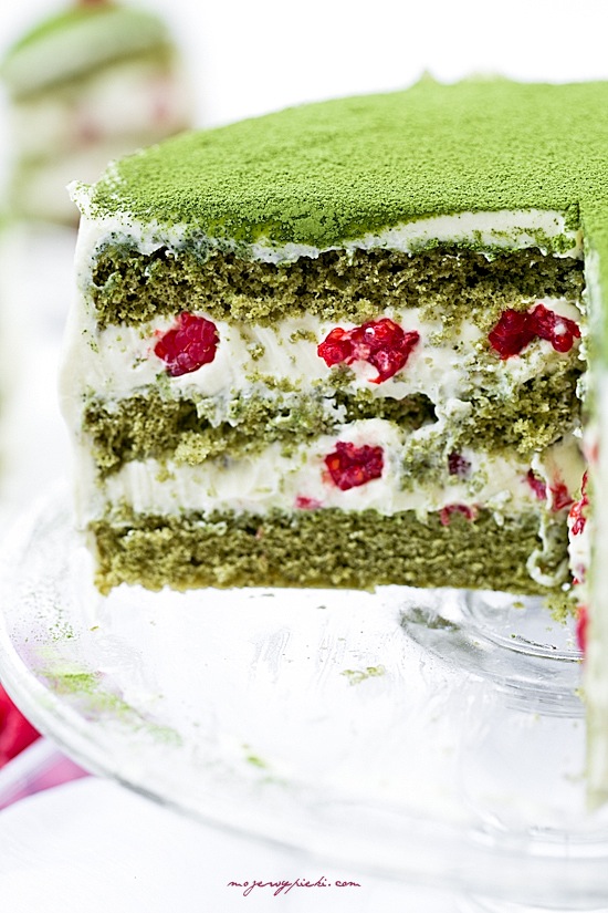 Zielony tort matcha z malinami