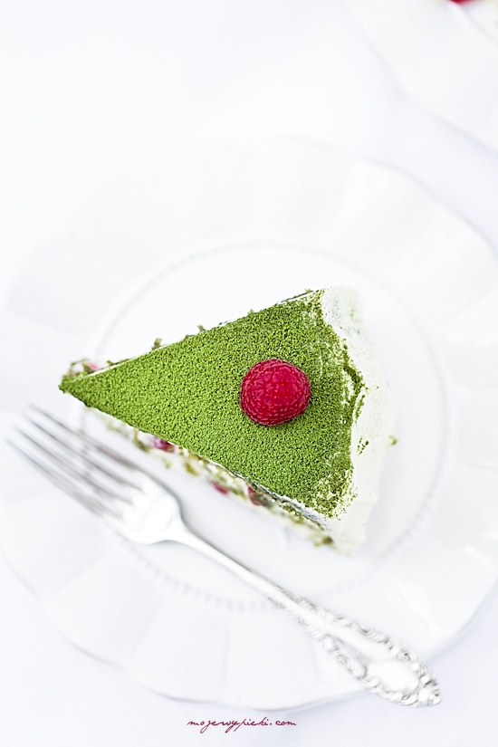 Zielony tort matcha z malinami