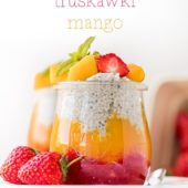 Pudding z chia, truskawkami i mango