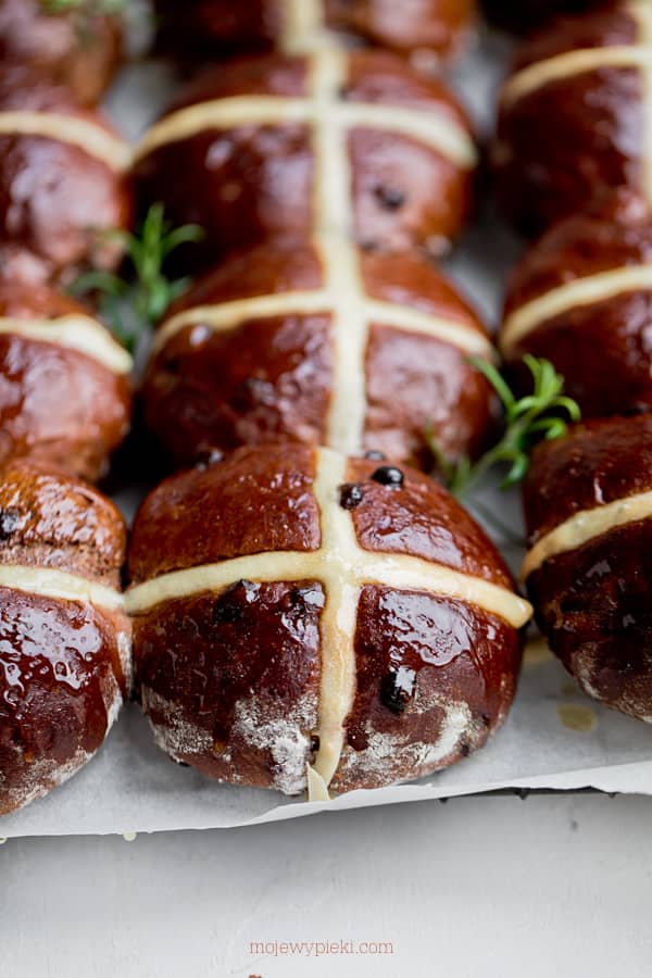 Czekoladowe hot cross buns