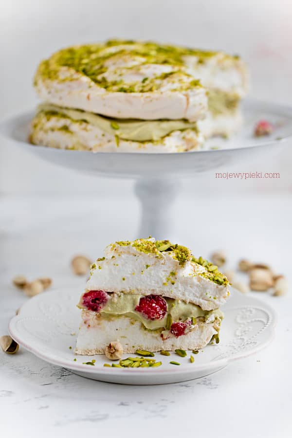 Pistacjowy tort bezowy