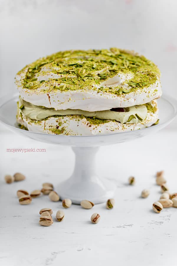 Pistacjowy tort bezowy