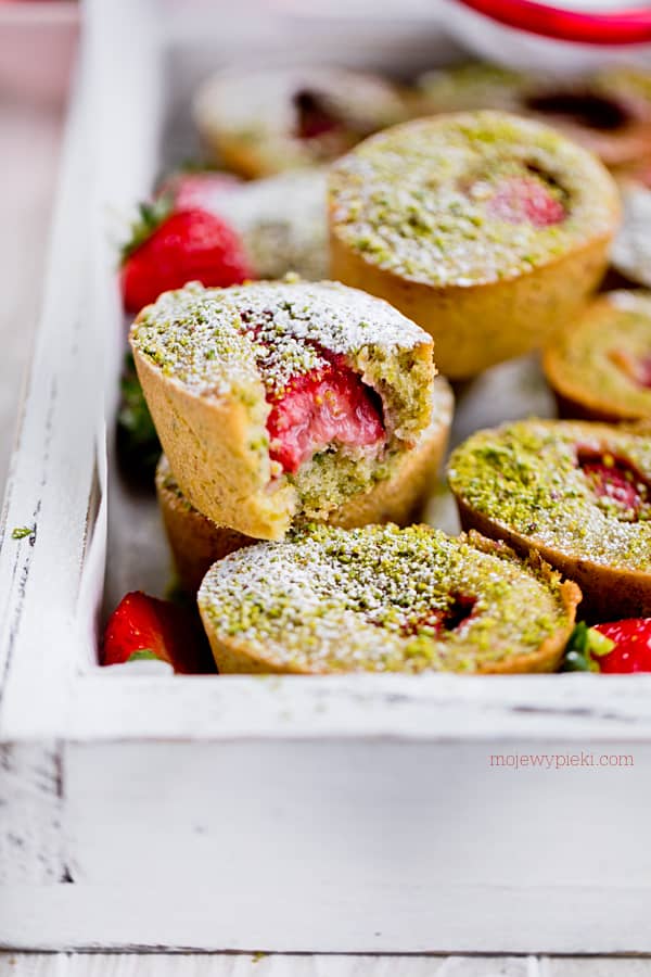 Friands pistacjowo - truskawkowe