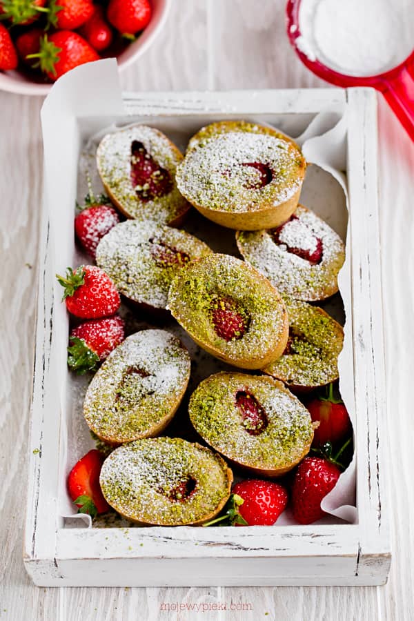 Friands pistacjowo – truskawkowe