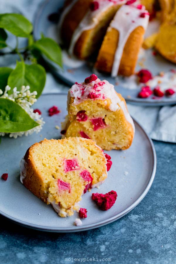 Babka cytrynowa z rabarbarem na oliwie z oliwek