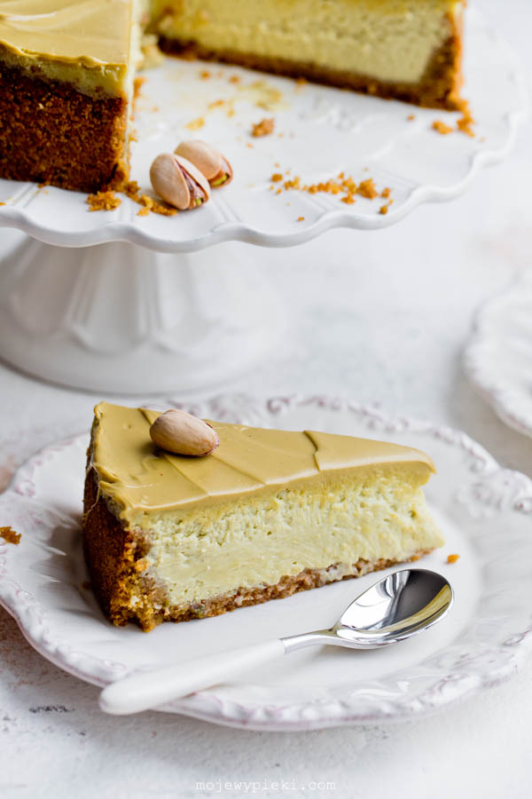 Sernik pistacjowy z polewą pistacjową