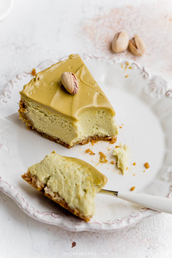 Sernik pistacjowy z polewą pistacjową