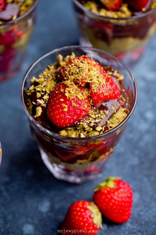 Deser dubajski z pistacjami i truskawkami