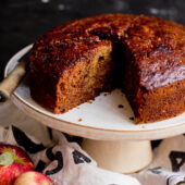 Ciasto miodowe z jabłkami i daktylami