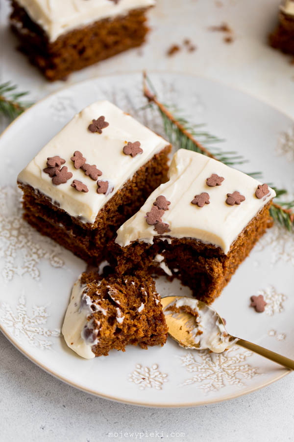 Piernik z polewą z serka kremowego