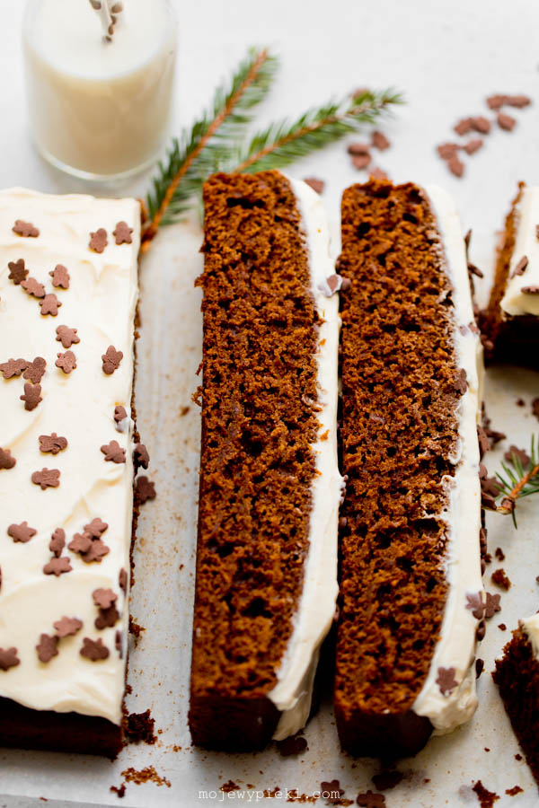 Piernik z polewą z serka kremowego