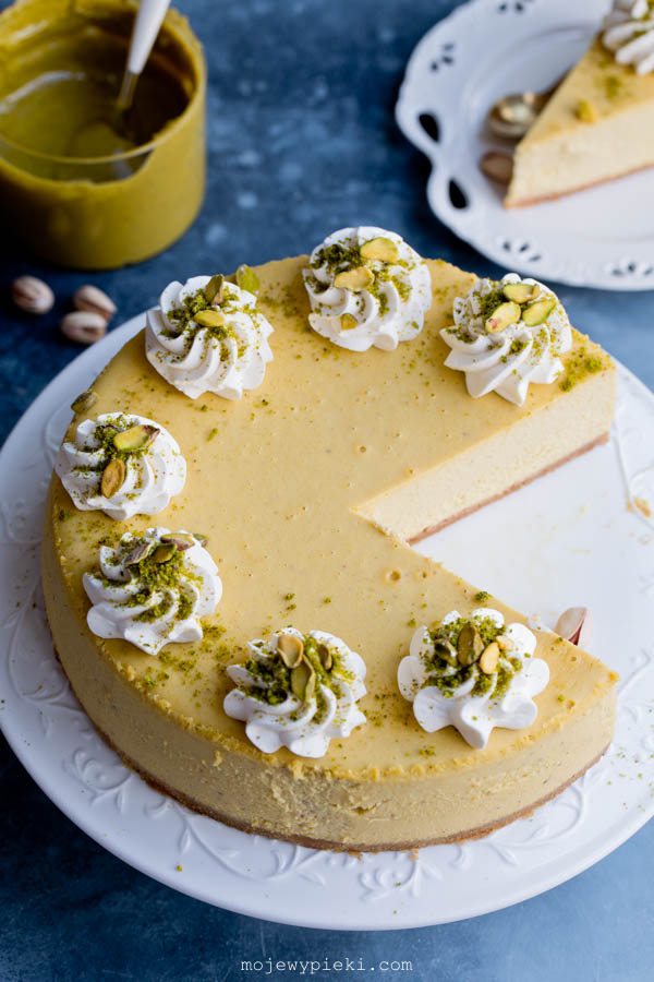 Sernik pistacjowy z białą czekoladą