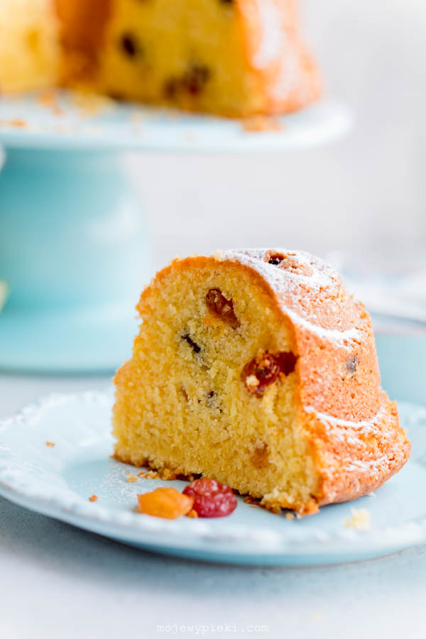 Wielkanocna babka z rodzynkami