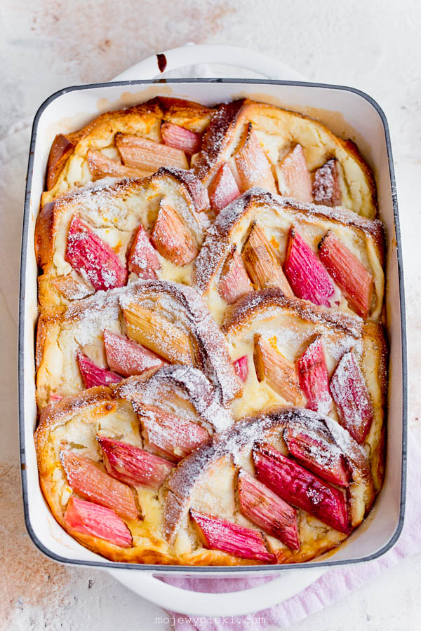 Bread and butter pudding z ricottą i rabarbarem