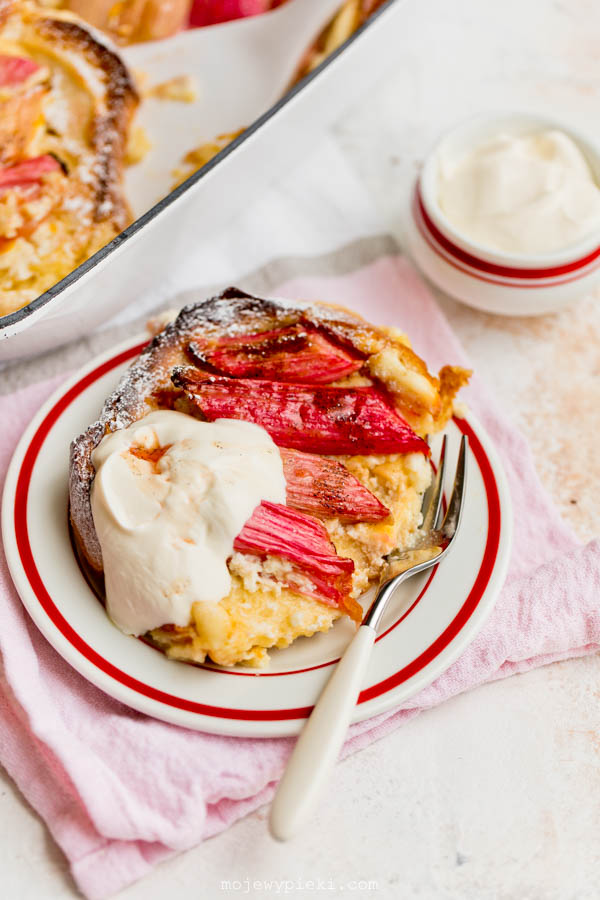 Bread and butter pudding z ricottą i rabarbarem