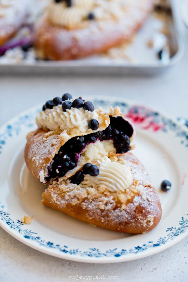 Jagodzianki z kruszonką i kremem mascarpone