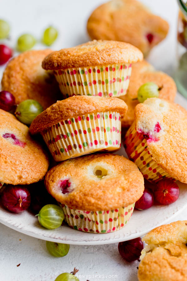 Jogurtowe muffiny z agrestem