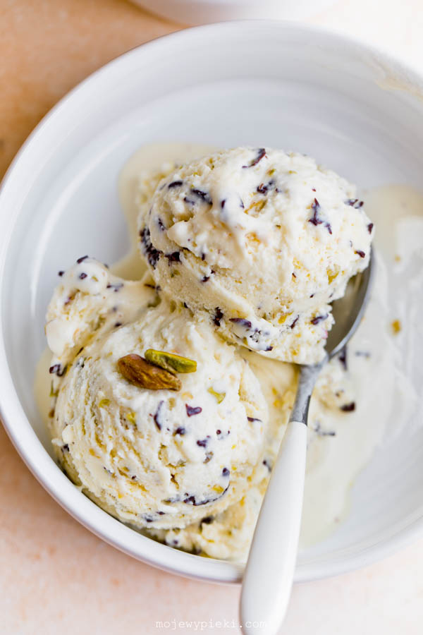 Lody stracciatella z ricottą i pistacjami